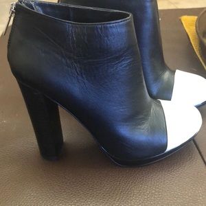 NWT Colin Stuart for VS Blk/White booties